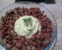 Picadinho de linguiça com purê da batatas