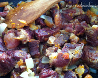 Carne seca acebolada com tomate