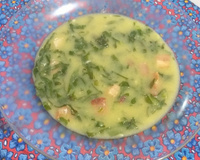 Sopa de fubá com couve, bacon e azeite de dendê