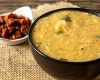 Minha família ama essa minha sopa de mandioca com queijo: basta o clima ficar frio que eu já pegou uma panela grande para fazer