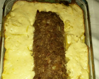 Rocambole de carne moída com batatas em mostarda