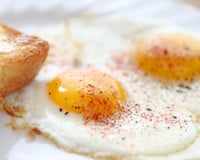 Ovos fritos ficam ainda mais saborosos se você parar de usar a frigideira e optar pelo método preferido dos chefs