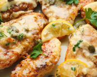 Frango grelhado ao alho e limão é a receita fácil para encher de sabor o seu almoço de segunda-feira