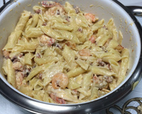 Macarrão ao molho branco com bacon e camarão