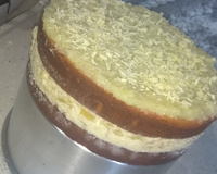 Bolo de abacaxi com cobertura de leite condensado