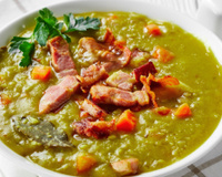 Estou o dia inteiro pensando nessa sopa de ervilha com linguiça que vou fazer assim chegar do trabalho: essa é a melhor receita caseira pra dias frios