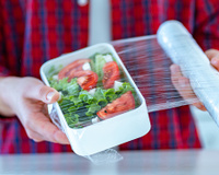 Nunca mais passei raiva para achar a pontinha do plástico-filme depois que aprendi esse truque simples