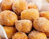 Receita de bolinho de chuva sem ovo fofinho rápido e fácil para comer enquanto toma um cafezinho