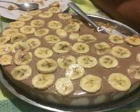 Cheesecake de banana com calda de chocolate