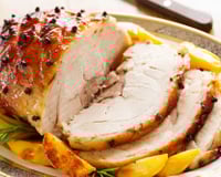 Lombo assado ao molho de laranja com batatas e alecrim