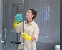 A diarista da minha vizinha me ensinou essas 3 dicas fáceis para limpar o box e você também precisa saber!