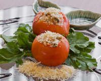 Tomates recheados com queijo colonial, molho branco especial, calabresa e milho verde