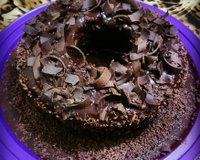 Bolo de laranja com calda de chocolate