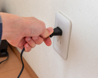 Você nunca deve deixar esse item ligado na tomada quando for sair de casa