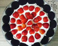 Torta de biscoito de chocolate recheado de baunilha, chocolate e morangos