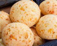 É fã de pão de queijo? Então prove essa receita tradicional da iguaria mineira preparada com polvilho azedo