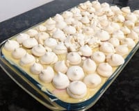 Bolo na travessa de ninho com morangos da Lu