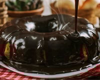 Cobertura de chocolate com leite condensado cobrindo bolo