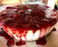 Cheesecake com calda de frutas vermelhas