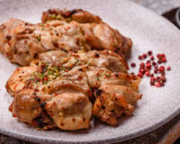 Agora só faço sobrecoxa de frango desse jeito: aprendi com um chef a retirar o osso e a esticá-la para ficar mais suculenta