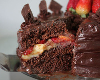 Bolo de chocolate com morango: confira a receita