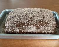 Pão de ló de chocolate com recheio e cobertura