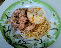 Estrogonoe com arroz, cenoura e batata palha