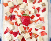 Pavê com morangos e bis branco