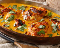 Esse é meu prato de conforto: frango ao curry tailandês feito no forno que é suculento e perfuma a casa toda