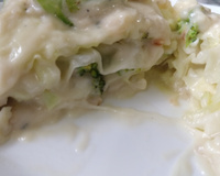 Deliciosa lasanha de repolho ao molho de queijo e brócolis