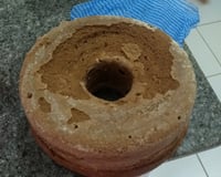 Bolo de chocolate de microondas com calda de falso brigadeiro