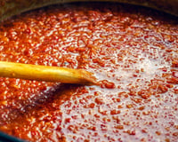 Os chefs concordam: “Para evitar que o molho de tomate fique ácido, não use açúcar, mas sim 3 dentes de alho e 150 ml de azeite.”