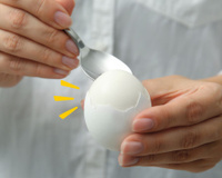 Você conhece o truque da colher para descascar facilmente ovos cozidos?