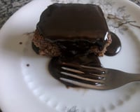 Bolo de chocolate com cobertura cremosa
