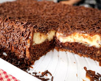 Aprendi a fazer o famoso bolo bomba de chocolate que já sai recheado do forno: é mais fácil do que parece e vale muito a pena testar!