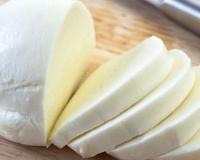 Você só precisa de 2 ingredientes e 10 minutos para fazer uma deliciosa mussarela caseira