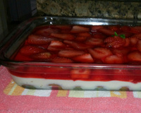 Torta de gelatina com morangos