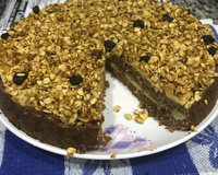 Torta integral de banana com granola