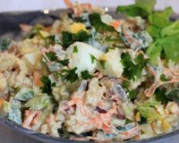 Salada cremosa de frango desfiado, a receita fria perfeita para comer com torradas ou um pãozinho