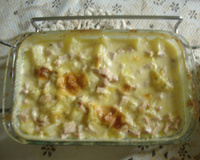 Batata gratinada com molho de queijo e presunto