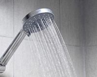 Chuveiro com pouca pressão? Especialistas ensinam como remover o calcário e melhorar o fluxo de água