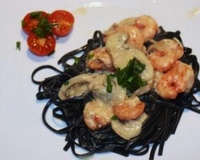 Massa Negra ao molho de camarões