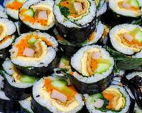 Resolvi fazer um kimbap caseiro depois de ver em um dorama: minhas filhas amaram e agora faço para comer enquanto assistimos juntas