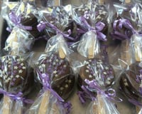 Pirulito de brigadeiro com bolacha Maria