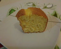 Bolo de laranja com cobertura de laranja.