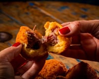 A melhor coxinha não é feita com frango desfiado, mas, sim, com costela bovina, shoyu e cream cheese