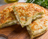 Me senti na Itália depois de preparar essa focaccia de cebola caramelizada com queijo: massa muito fofinha e cheia de recheio