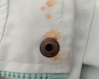 Achava que mancha de ferrugem não saia da roupa até aprender esse truque com a dona da lavanderia