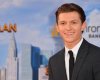 Aos 30 anos, Tom Holland revela o treino que mudou seu corpo: “Comece com 1 barra fixa, 2 paralelas, 3 flexões, 4 abdominais e 5 agachamentos – essa é a primeira rodada.”