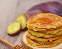 Se sua mãe não te ensinou, eu te ensino: essa panqueca fit de batata-doce é perfeita para incluir no seu pré-treino